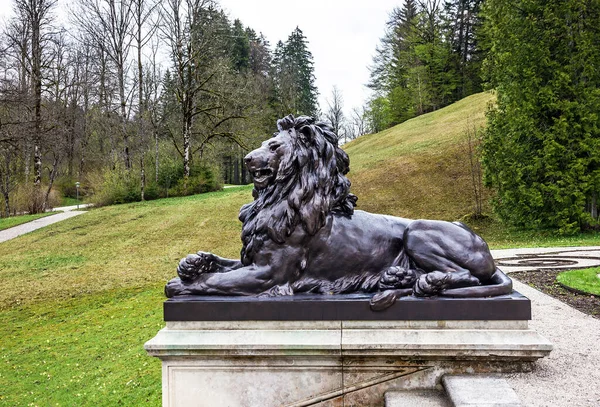 巴伐利亚 2022年5月26日 林德霍夫宫公园的黑狮雕塑 — 图库照片