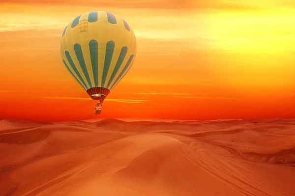 Vista Paisagem Deserto Com Balão Quente Voador Dunas Areia Pôr — Fotografia de Stock