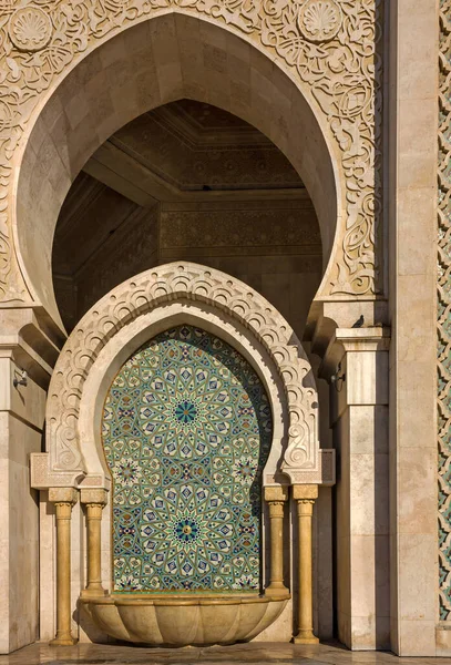 摩洛哥卡萨布兰卡清真寺哈桑二世装饰面盆 — 图库照片