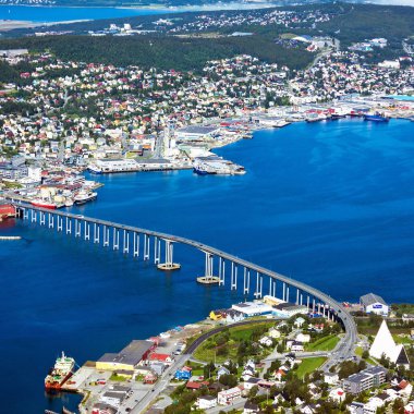 Tromso - Norveç şehri Tromso 'nun evleri, köprüsü ve manzarası Kuzey Kutup Dairesi' nin ötesinde Norveç fiyortlarındaki dağdan.