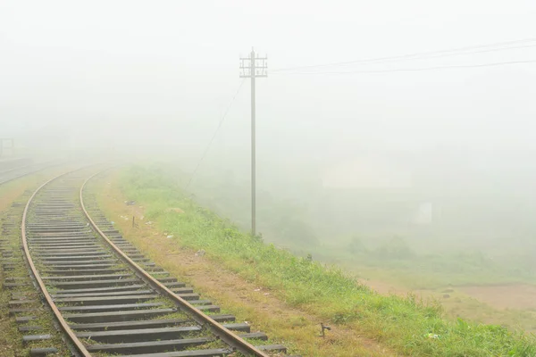 Ella斯里兰卡山区雾中的铁路 — 图库照片