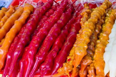 Gürcistan 'ın geleneksel tatlıları kilise kilisesine zevk verir (meyve suyu ve fındık), Gürcistan.