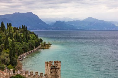 Sirmione Kalesi Göl manzarası, İtalya, Lombardiya