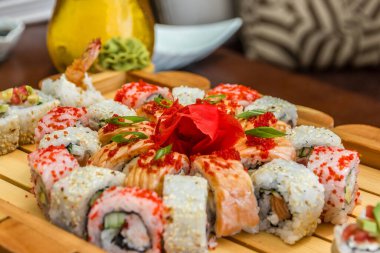 Suşi havyar ve bira sarar.