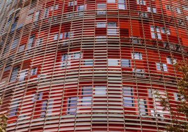 Modern gökdelen bina duvarı, Barselona, İspanya. Kule Torre Agbar gökdeleni