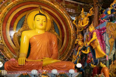 Colombo, Sri Lanka - 12 Mayıs 2022: Gangaramaya Budist Tapınağı İçi Buda heykeliyle.