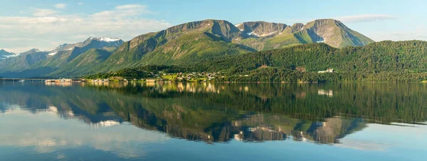 Fiordes Noruegueses Vista Paisagem Com Reflexão Montanha Noruega Lysefjord — Fotografia de Stock