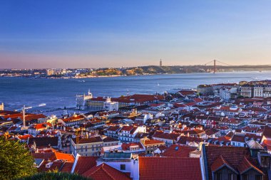 Lizbon, Portekiz. Tagus Nehri gün batımı manzarası