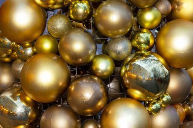 Şehir yansımalı yeni yıl süslemeleri. 