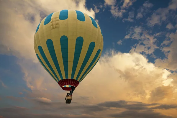 Αερόστατο Θερμού Αέρα Στον Ουρανό — Φωτογραφία Αρχείου