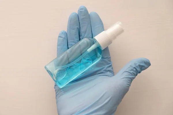 Garrafa Desinfetante Mãos Humanas Luvas Elásticas Azuis Higiene Infecciosa Conceito Imagens Royalty-Free