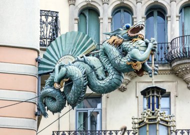 Barcelona. Çince dragon House, La Rambla üzerinde bina şemsiye (Casa Bruno Cuadros) üzerinde. Catalonia, İspanya.