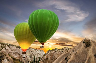 Sıcak hava balonları yeşil ve sarı, Kapadokya, Türkiye