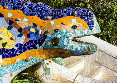 Lizard mozaik heykeli Park Guell, Barcelona, İspanya 'da. 