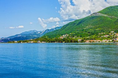 Kotor Körfezi, Karadağ. Panoramik şehir üzerinde