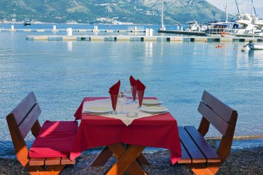 Deniz Plaj Restoran, Budva, Karadağ masaya servis.