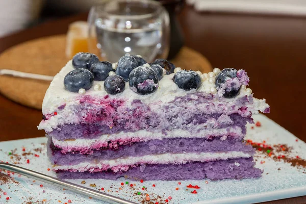 Süßes Kuchendessert Mit Blaubeeren Auf Dem Teller Und Einem Glas — Stockfoto