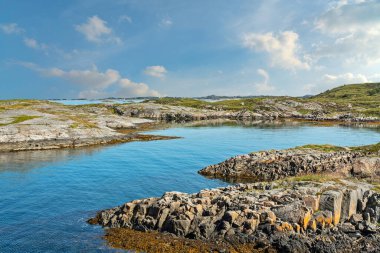 Deniz kenarındaki dağ manzarası, Norveç, Atlantik Okyanusu Yolu