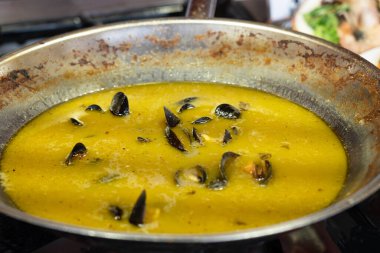 Midyeli çorba kasesi.