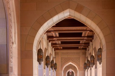 Muscat: Umman: Sultan Qaboos Büyük Camii mimarisi. İç avlu kemer galerisi