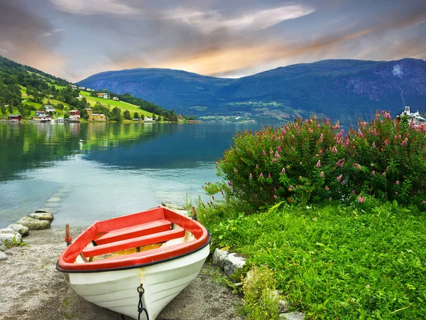 Norveç Köyü Eski Zamanlarda Sahilde Tekne — Stok fotoğraf