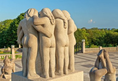 Oslo, Norveç - 20 Sep 2021: Gustav Vigeland tarafından yaratılan heykel kurulumu ile Frogner Park. Bir grup çıplak kadın. 