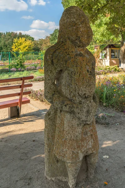 Starożytna Kamienna Kobieta Zabytkowe Ruiny Posąg Zielonym Parku Ogród Botaniczny — Zdjęcie stockowe
