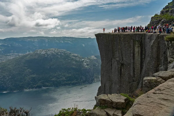 Lysefjord Norway Sep 2021 Tourists Preikestolen Rock Lysefjord Norway Preikestolen — Zdjęcie stockowe