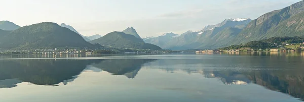 Norvégia Zöld Hegyi Tenger Fjord Táj Kilátás — Stock Fotó