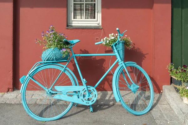 Bicicleta Decrativa Azul Com Flores Noruega — Fotografia de Stock