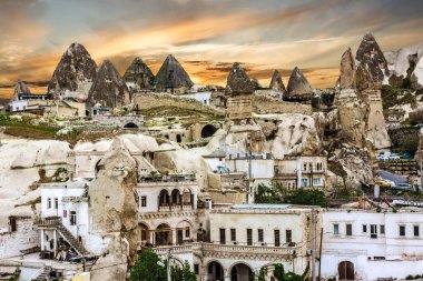 Kapadokya kaya mağarası kasabası Goreme gün batımı vuew, Türkiye
