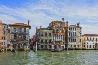 Venedik, İtalya - 30 Mayıs 2022: Venedik 'teki büyük kanal evleri. 