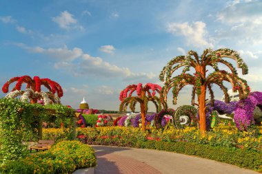 Dubai, Birleşik Arap Emirlikleri - 23 Mayıs 2022: Çiçekli Park dekoratif ağaçları, Mucize Bahçesi dekorasyonu 