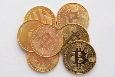 Bitcoin paralar beyaz arkaplanda kripto para birimi.