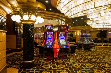 Cenova, İtalya - 17 Şubat 2022: MSC Splendida yolcu gemisindeki kumarhanenin içi.