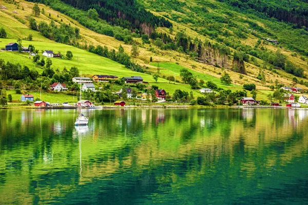 Noorwegen Natuurlandschap Het Platteland Olden Dorp Uitzicht Zee — Stockfoto