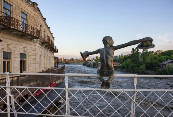 Kutaisi Georgia Junio 2022 Escultura Puente Blanco Vista Río Ciudad —  Fotos de Stock