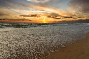 Okyanus dalgaları gün batımı manzarası, Sri Lanka