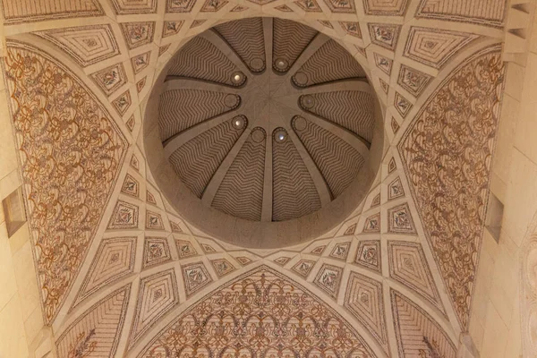 Muscat Oman Dec 2022 Sultan Qaboos Grand Mosque Ceiling Building — Stock Photo, Image