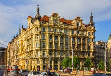 Prag, Çek Cumhuriyeti - 3 Mayıs 2022: Prag halkı ve Histirocal Müzesi yakınlarındaki şehir trafiği.