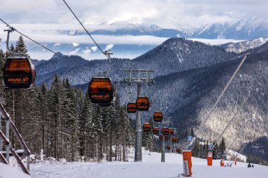 Slovakya - 2 Haziran 2022: Jasna Kışlık Tatil Köyü 'nde kablolu araba