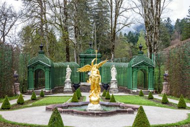 Altın melek heykeli, Linderhof Sarayı parkı, Schloss, Almanya, Bavyera