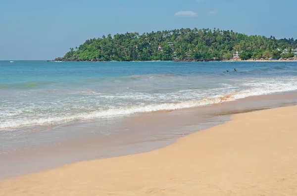 Okyanus Adası Kumsal Manzarası Mavi Suyla Mirissa Sri Lanka — Stok fotoğraf
