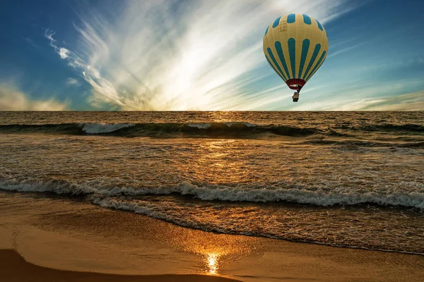 Sunset Ocean Waves Tropical Beach Seascape Flying Hot Air Balloon — Fotografia de Stock