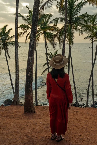 Ασιάτισσα Κόκκινο Φόρεμα Στέκεται Στην Παραλία Παλάμη Του Ωκεανού Σρι Εικόνα Αρχείου