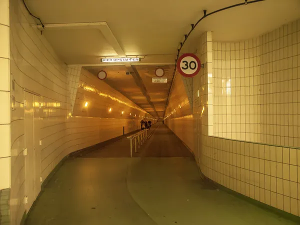 Вхід велосипедний тунель під землею — стокове фото