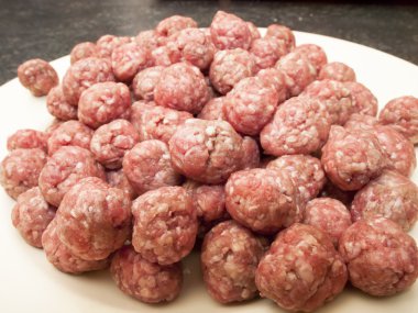 Beyaz tabakta çorba köfte