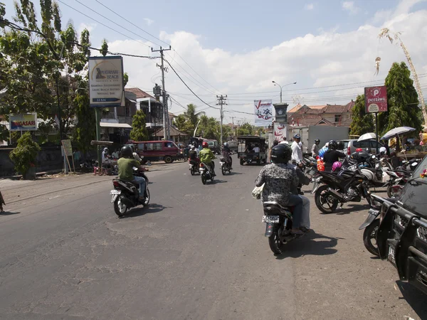 Товари перевозяться на скутері в Балі, Індонезія — стокове фото