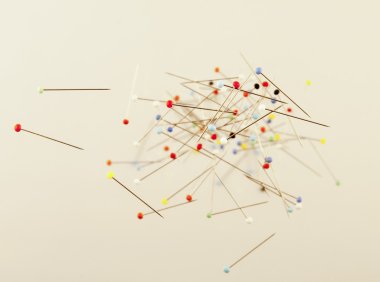 beyaz zemin üzerinde yüzen pimleri