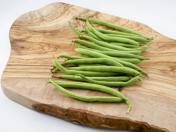 Long green beans on a wooden board — Stock Photo, Image